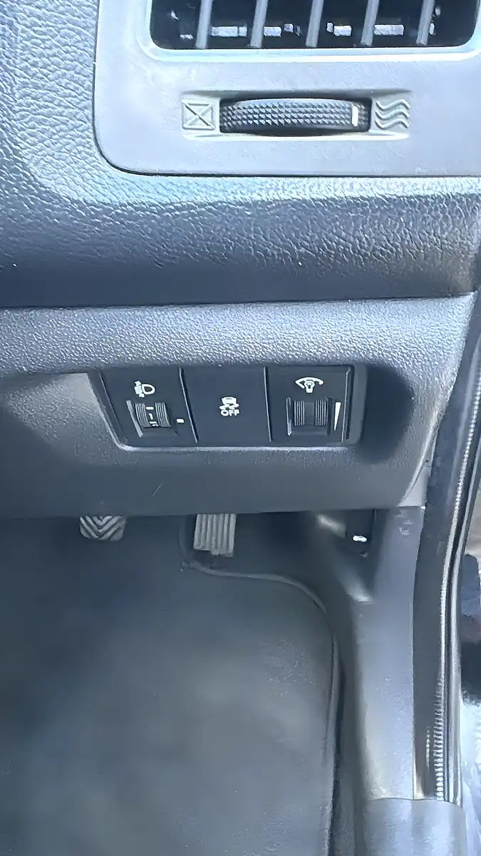 Used 2013 Hyundai I20 Classic Black - Interior and Exterior details 8