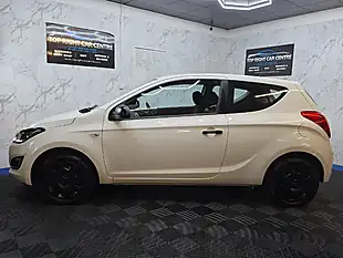 Used 2013 Hyundai i20 Classic White - Interior and Exterior details 10