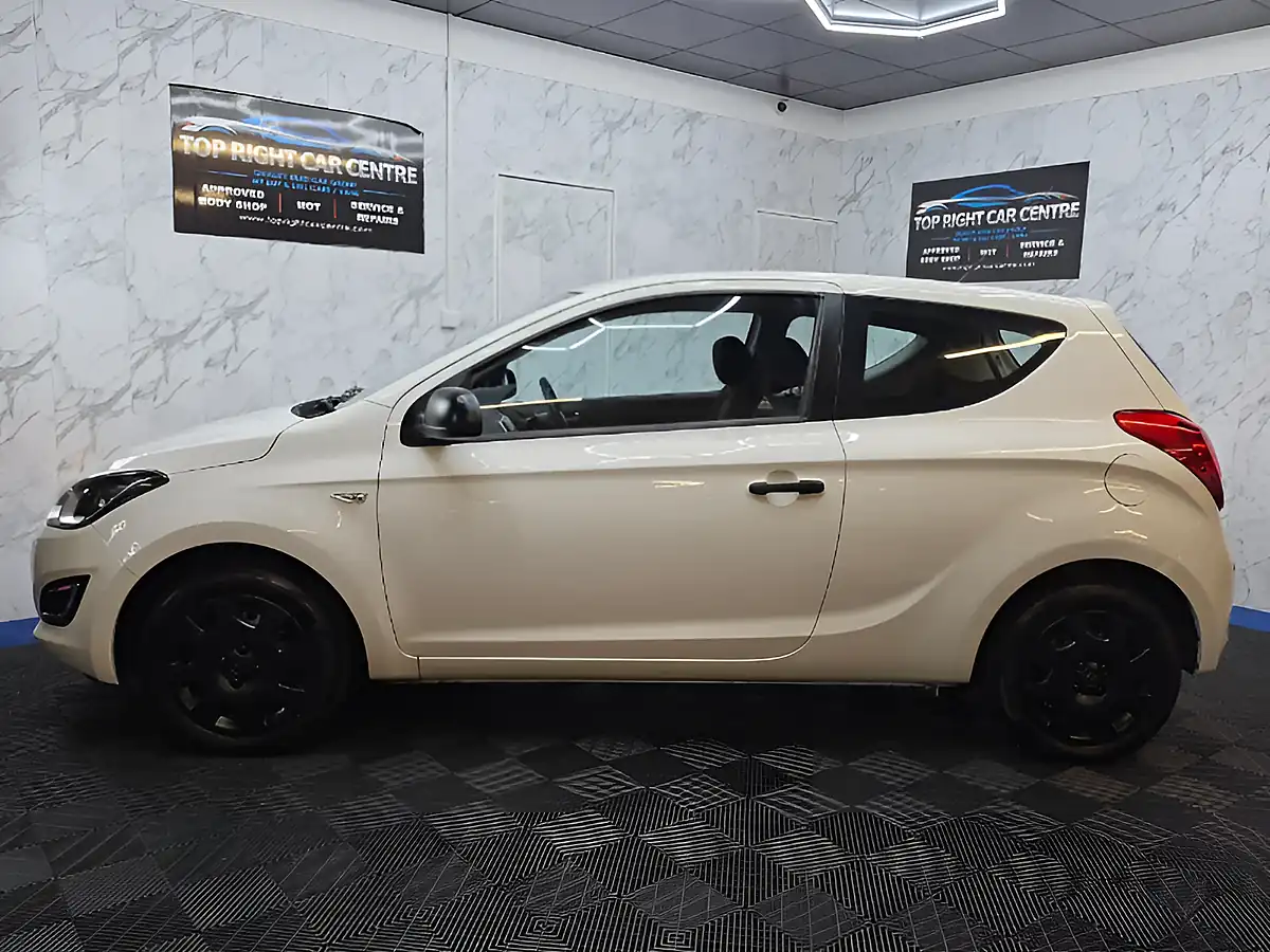 Used 2013 Hyundai i20 Classic White - Interior and Exterior details 10