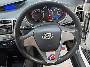 Used 2013 Hyundai i20 Classic White - Interior and Exterior details 11