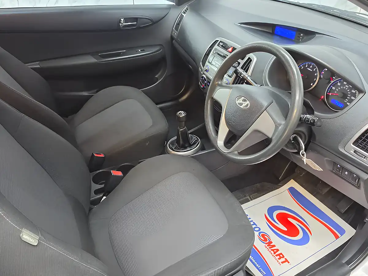 Used 2013 Hyundai i20 Classic White - Interior and Exterior details 14