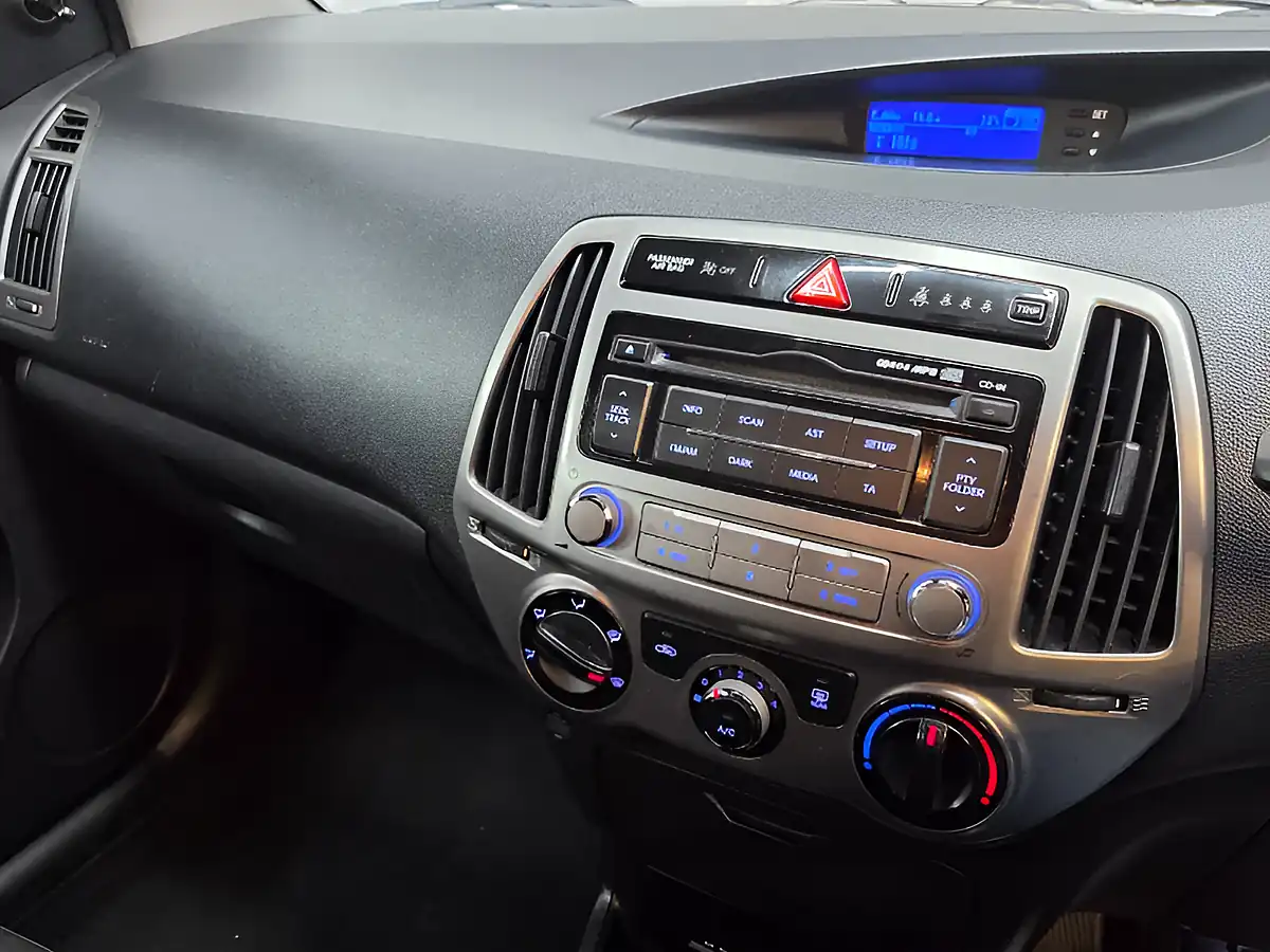 Used 2013 Hyundai i20 Classic White - Interior and Exterior details 15