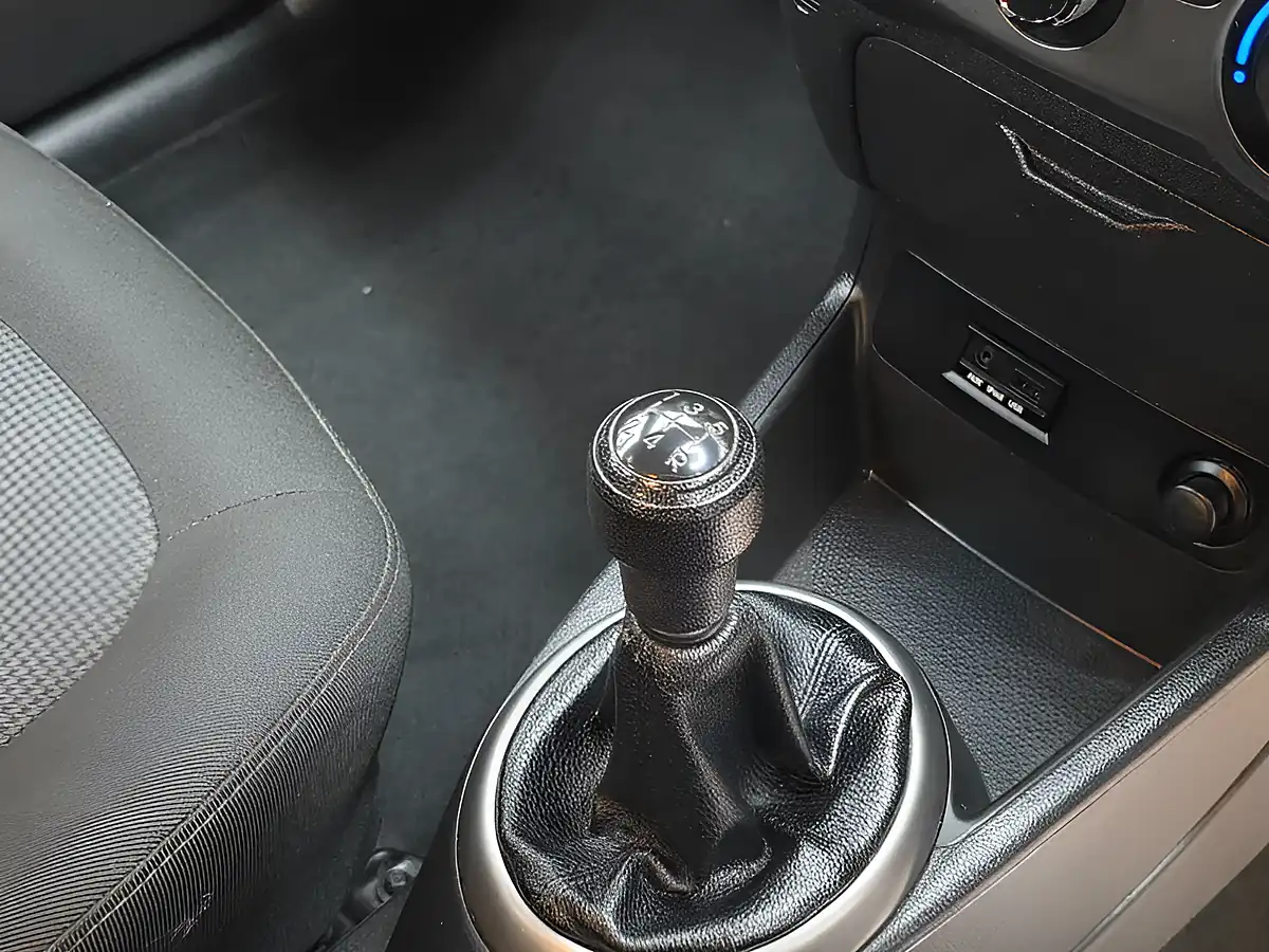 Used 2013 Hyundai i20 Classic White - Interior and Exterior details 16