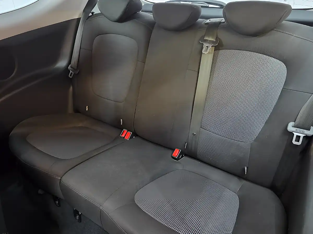 Used 2013 Hyundai i20 Classic White - Interior and Exterior details 17