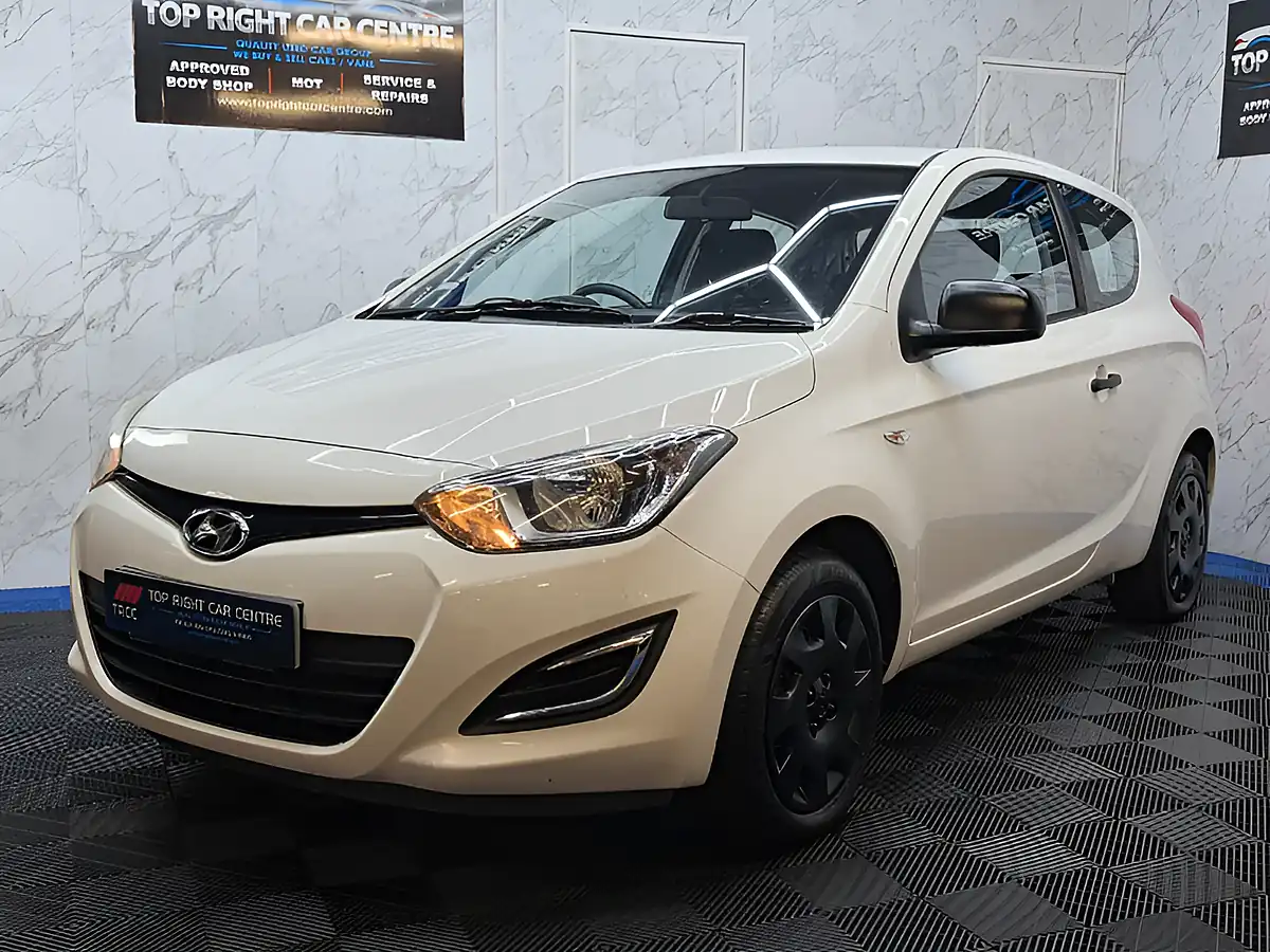 Used 2013 Hyundai i20 Classic White - Interior and Exterior details 4