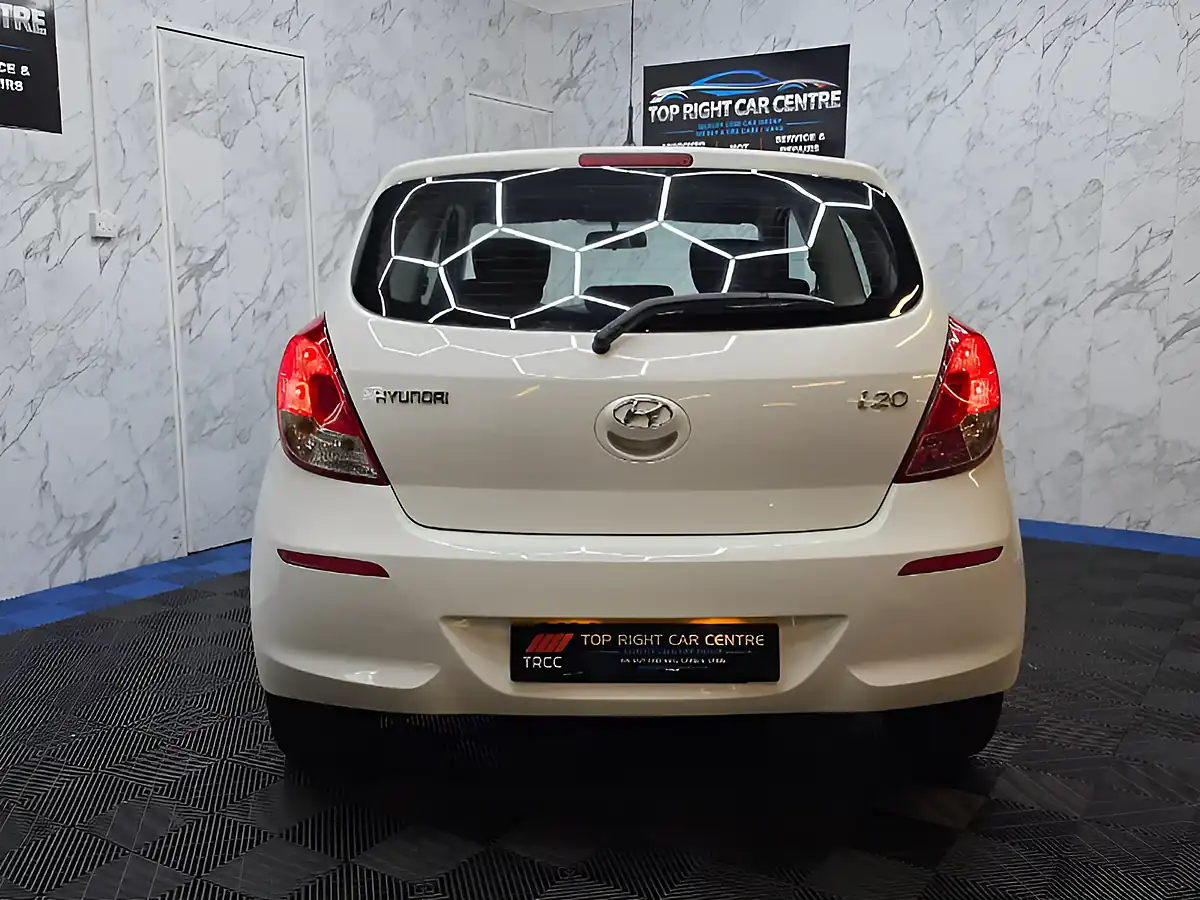 Used 2013 Hyundai i20 Classic White - Interior and Exterior details 6