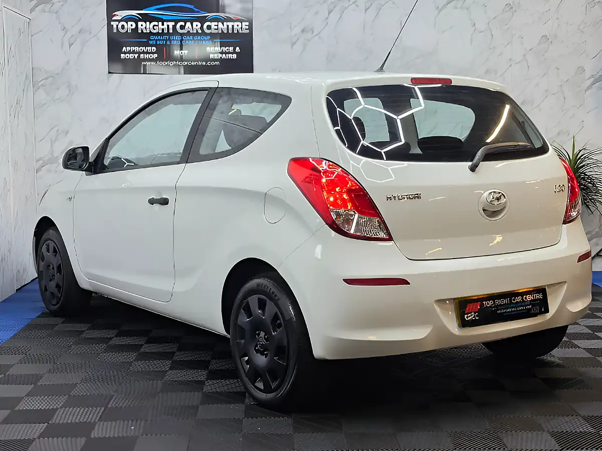 Used 2013 Hyundai i20 Classic White - Interior and Exterior details 7