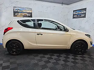 Used 2013 Hyundai i20 Classic White - Interior and Exterior details 8