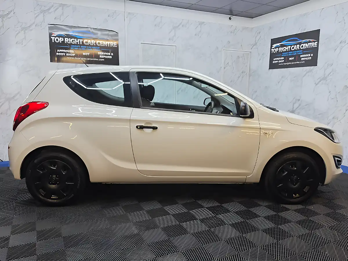 Used 2013 Hyundai i20 Classic White - Interior and Exterior details 8