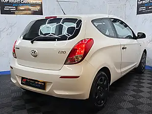 Used 2013 Hyundai i20 Classic White - Interior and Exterior details 9