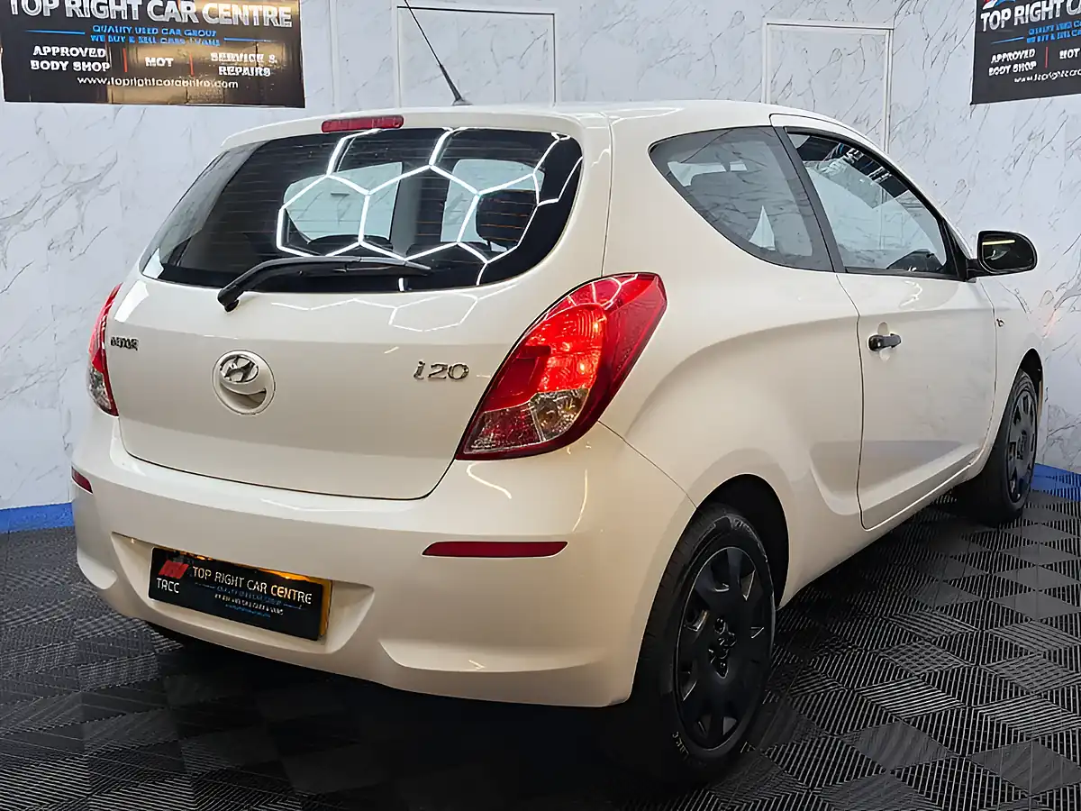 Used 2013 Hyundai i20 Classic White - Interior and Exterior details 9