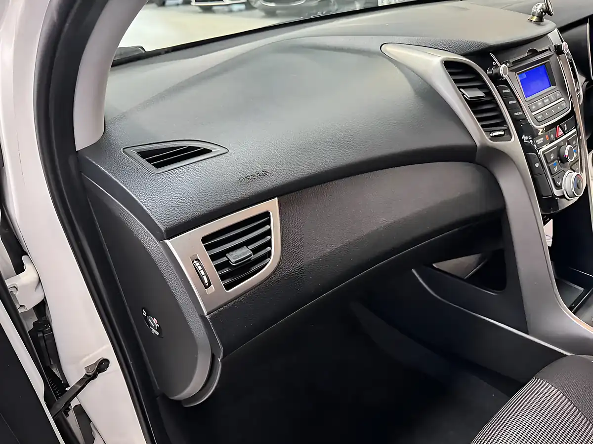 Used 2013 Hyundai i30 Blue Drive Active White - Interior and Exterior details 16