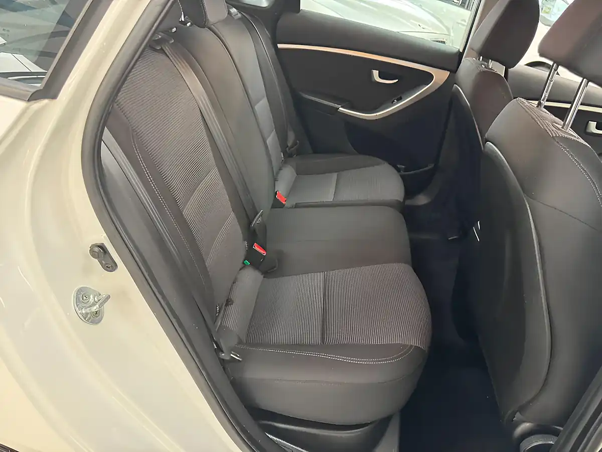 Used 2013 Hyundai i30 Blue Drive Active White - Interior and Exterior details 17