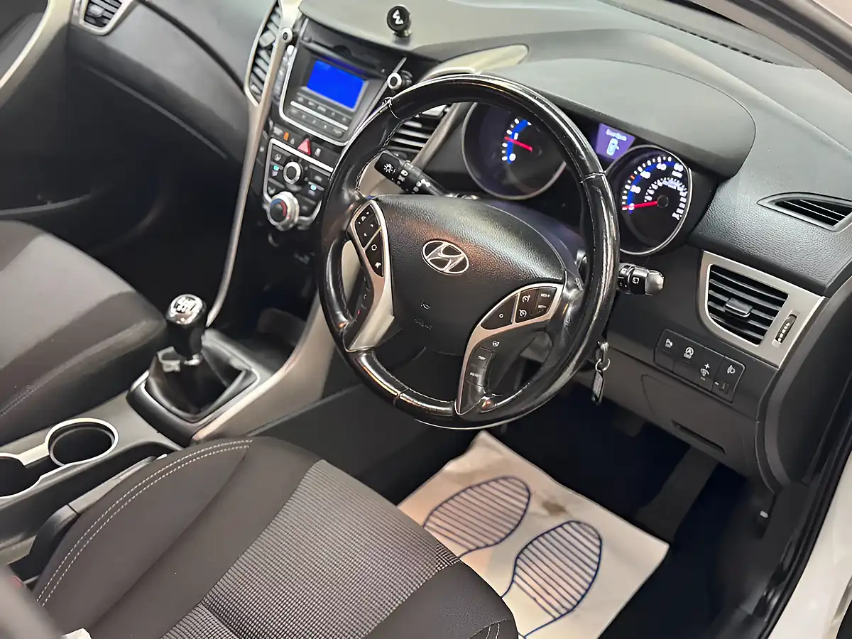 Used 2013 Hyundai i30 Blue Drive Active White - Interior and Exterior details 3
