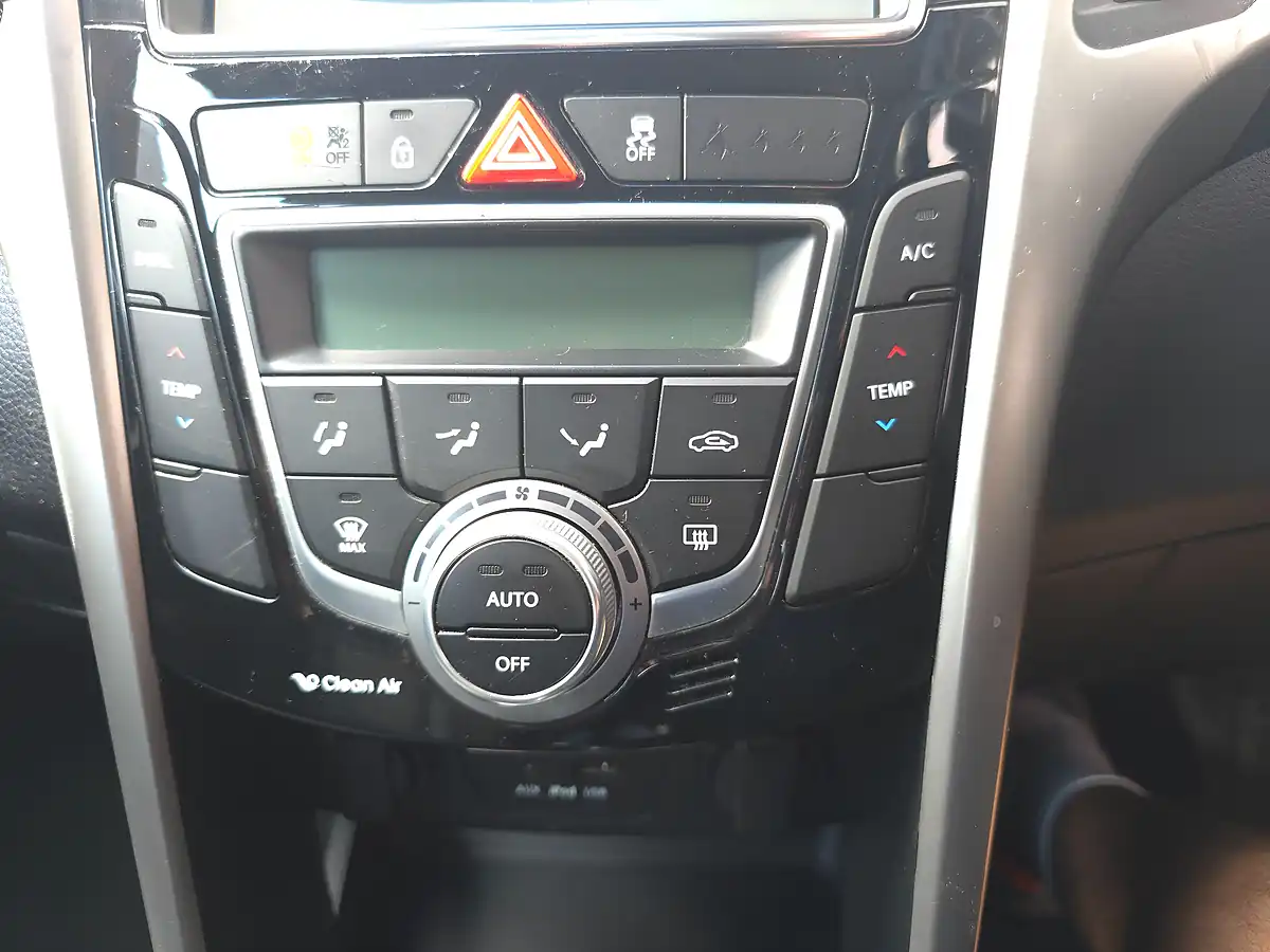 Used 2013 Hyundai I30 Style Nav Silver - Interior and Exterior details 18