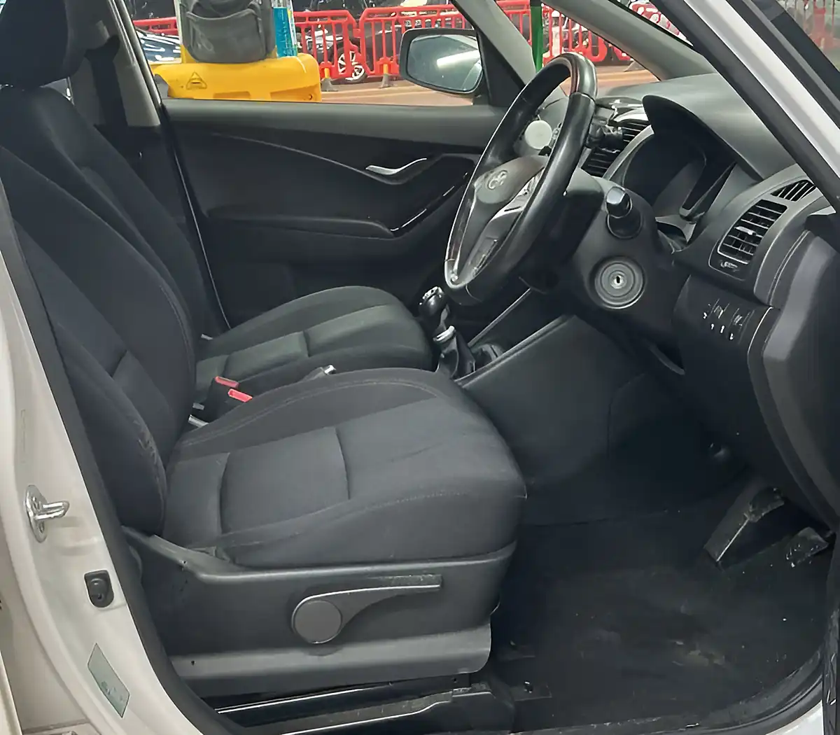 Used 2013 Hyundai Ix20 Active White - Interior and Exterior details 3