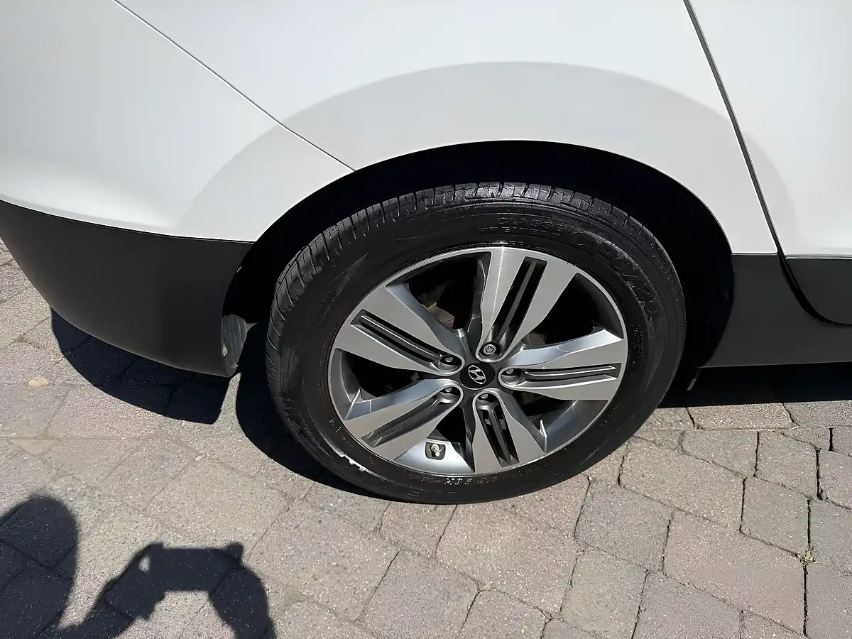 Used 2013 Hyundai IX35 Premium Panorama White - Interior and Exterior details 12