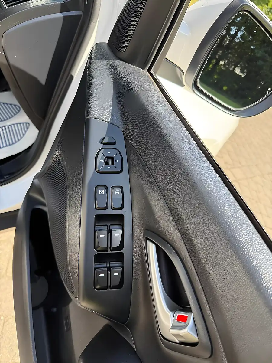 Used 2013 Hyundai IX35 Premium Panorama White - Interior and Exterior details 13