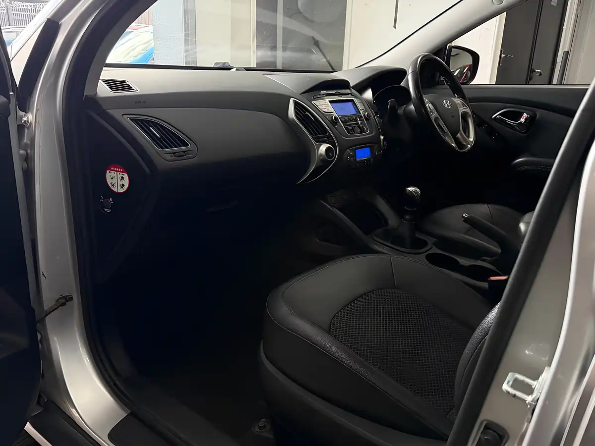 Used 2013 Hyundai IX35 Premium Silver - Interior and Exterior details 12