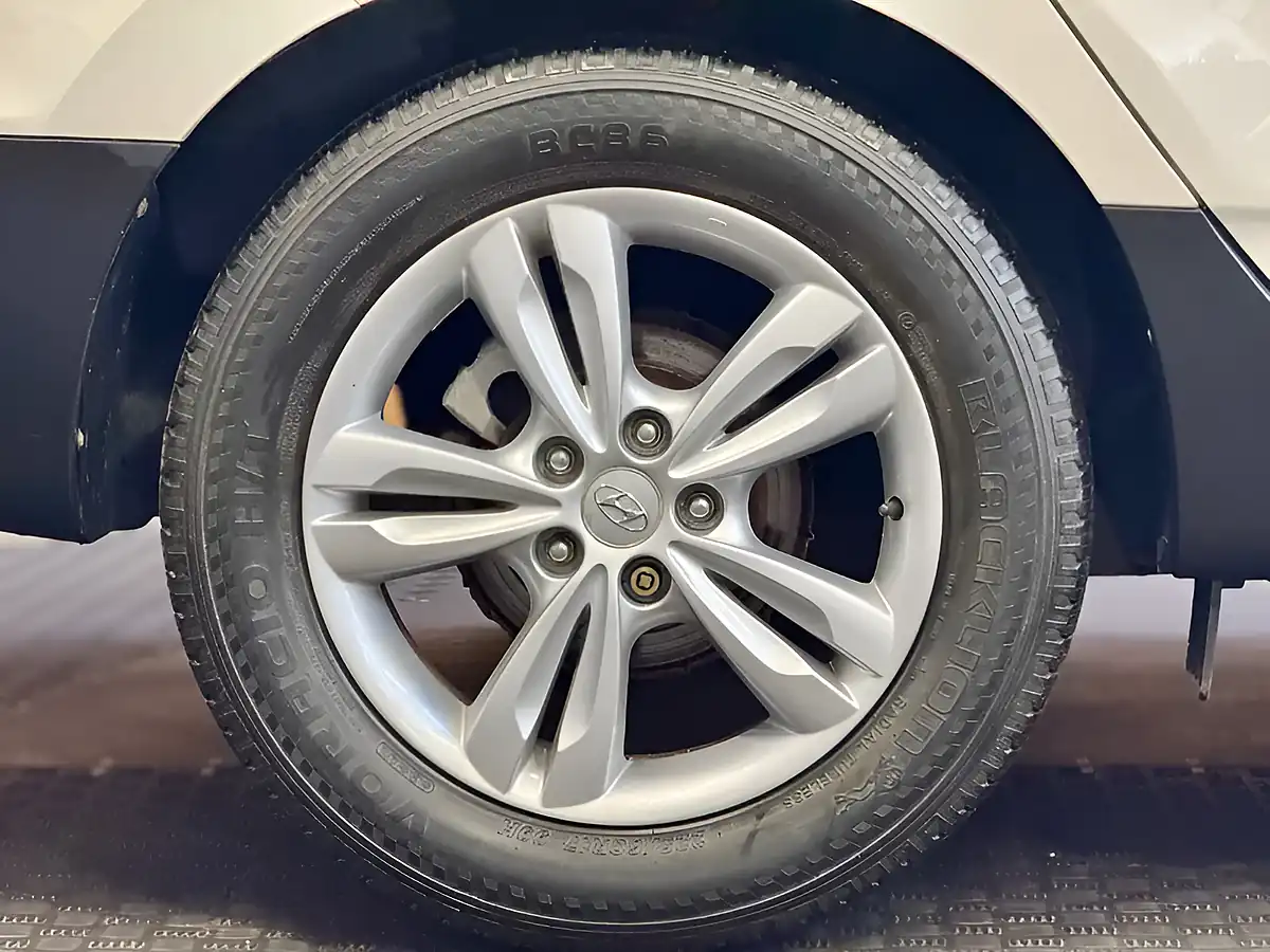 Used 2013 Hyundai ix35 Premium White - Interior and Exterior details 9