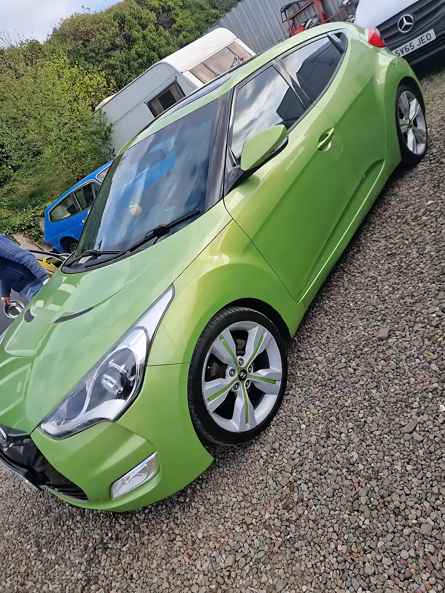 Used 2013 Hyundai Veloster Sport Green - Interior and Exterior details 4