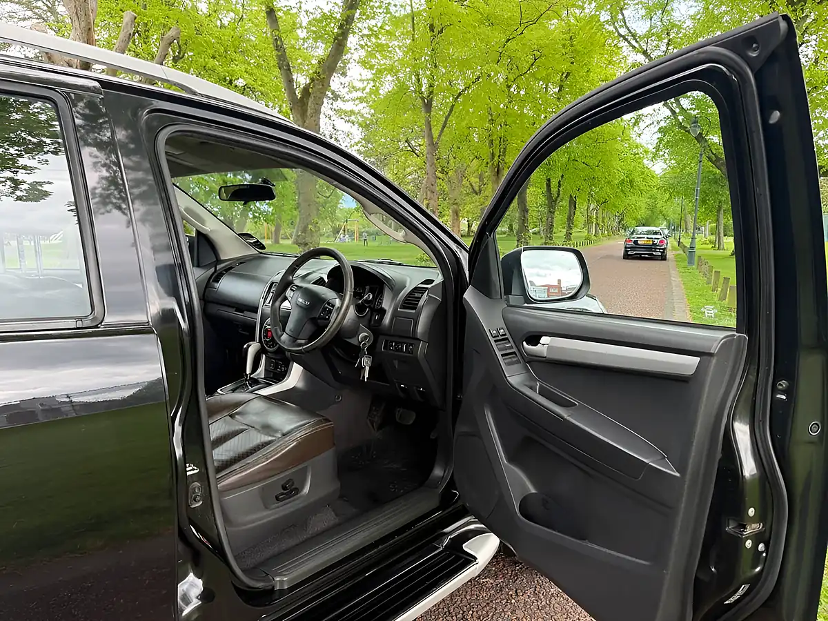 Used 2013 Isuzu D-Max Utah Vision Black - Interior and Exterior details 9