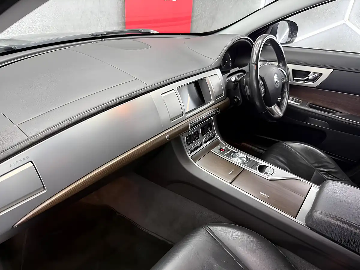 Used 2013 Jaguar Xf Luxury Black - Interior and Exterior details 15