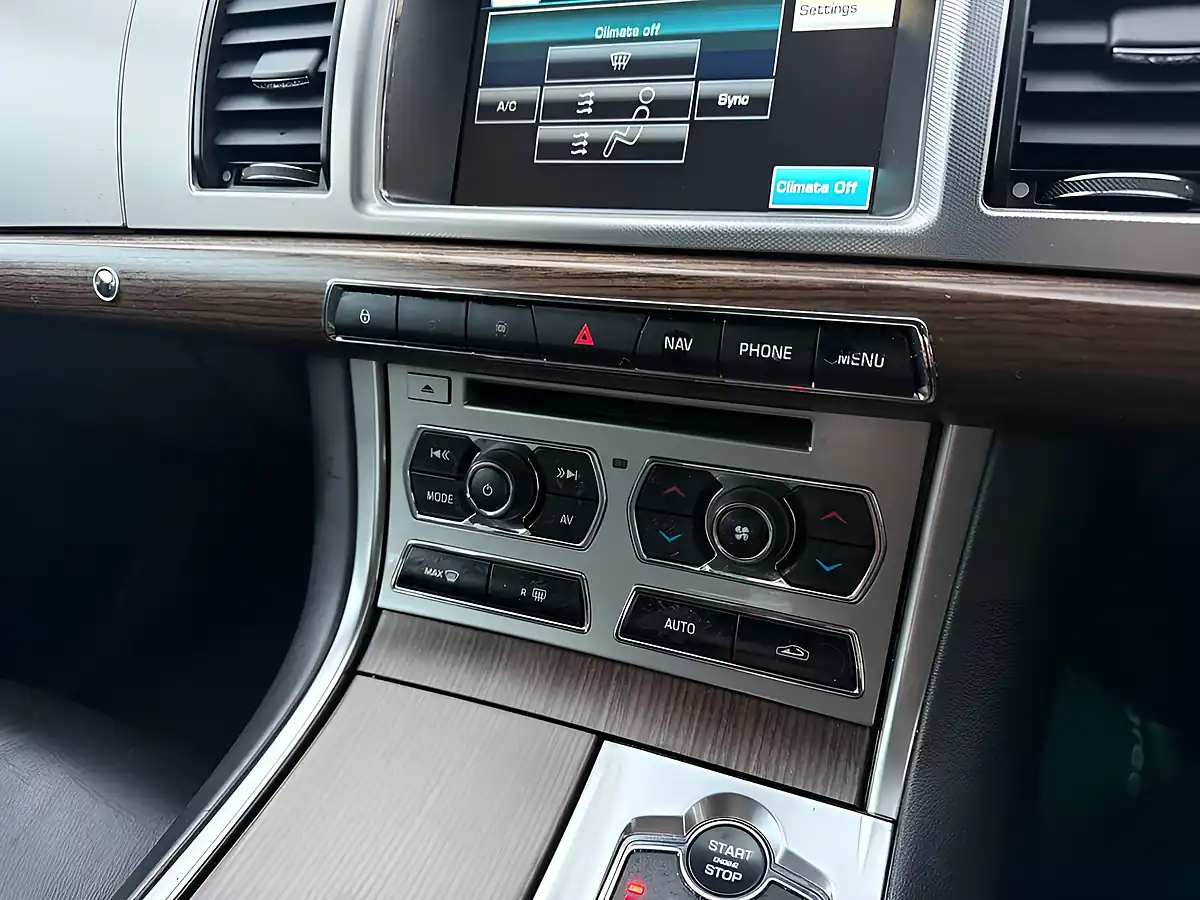 Used 2013 Jaguar Xf Luxury Polaris White - Interior and Exterior details 17