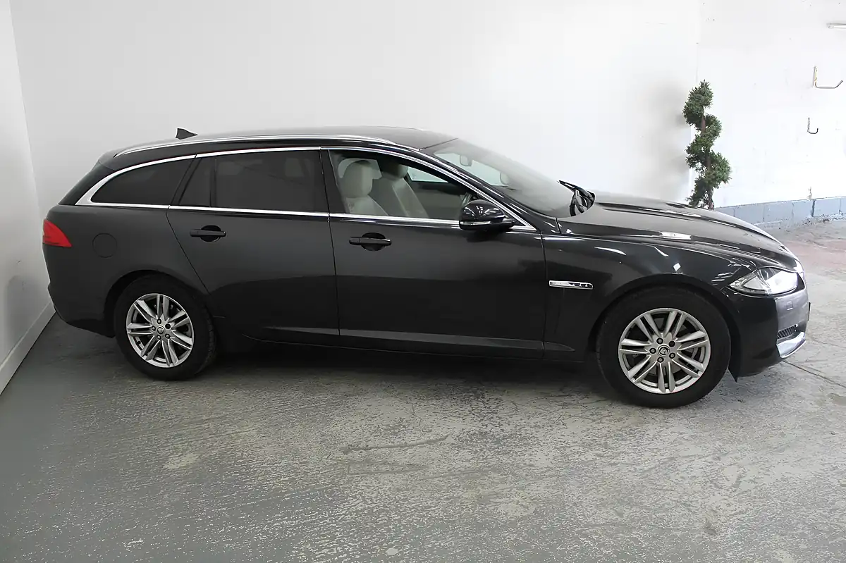 Used 2013 Jaguar Xf Luxury Sportbrake Grey - Interior and Exterior details 3