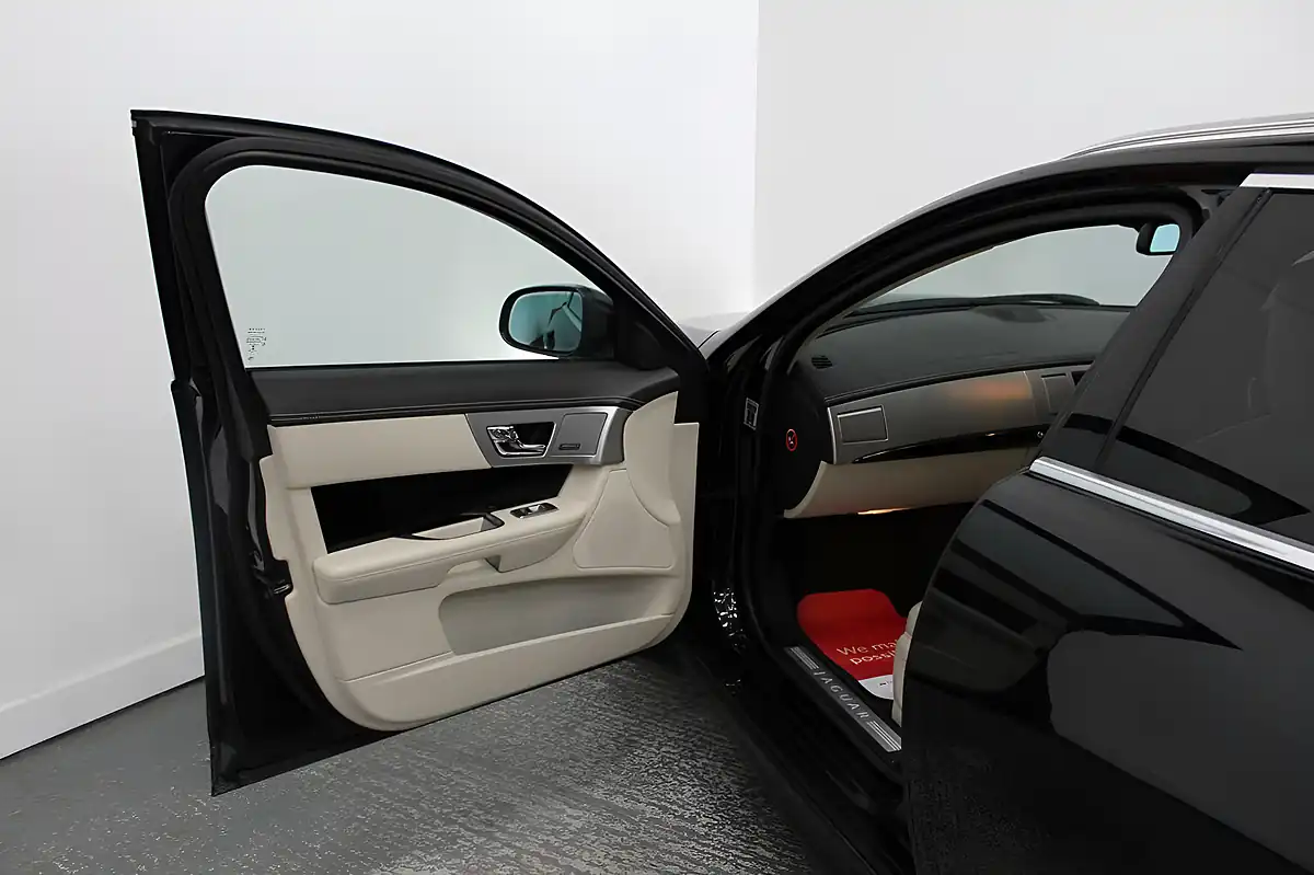Used 2013 Jaguar Xf Portfolio Sportbrake Black - Interior and Exterior details 12