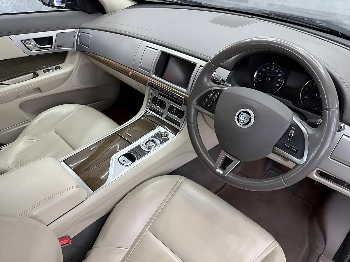 Used 2013 Jaguar Xf Premium Luxury Black - Interior and Exterior details 17