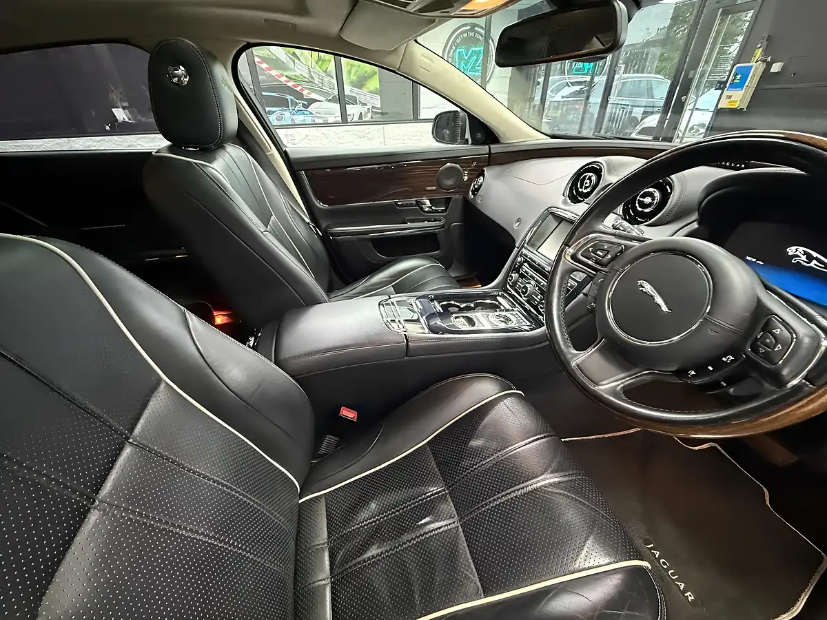 Used 2013 Jaguar Xj Portfolio Silver - Interior and Exterior details 20