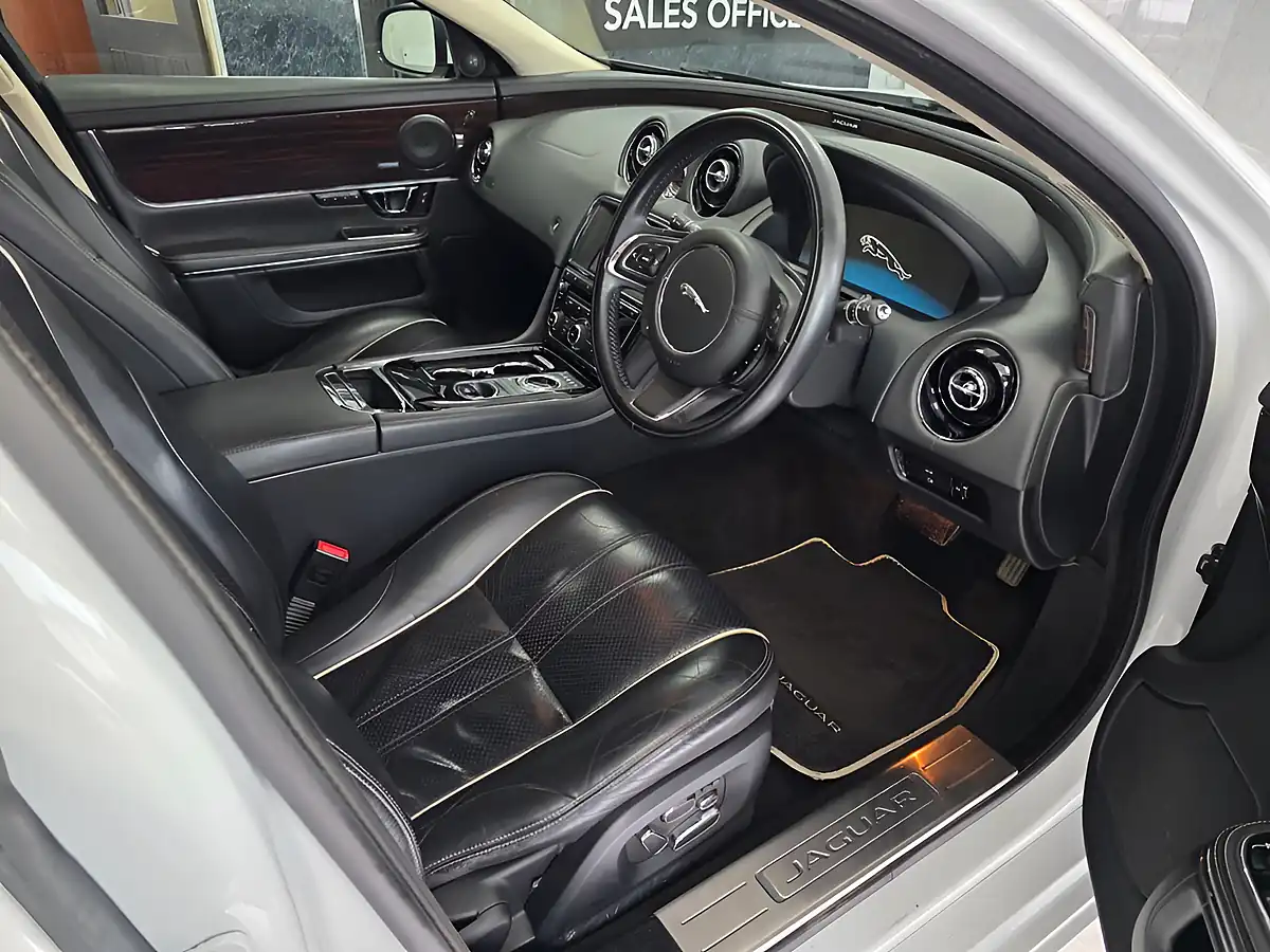 Used 2013 Jaguar Xj Portfolio White - Interior and Exterior details 5