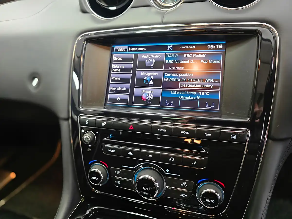Used 2013 Jaguar Xj Portfolio White - Interior and Exterior details 9