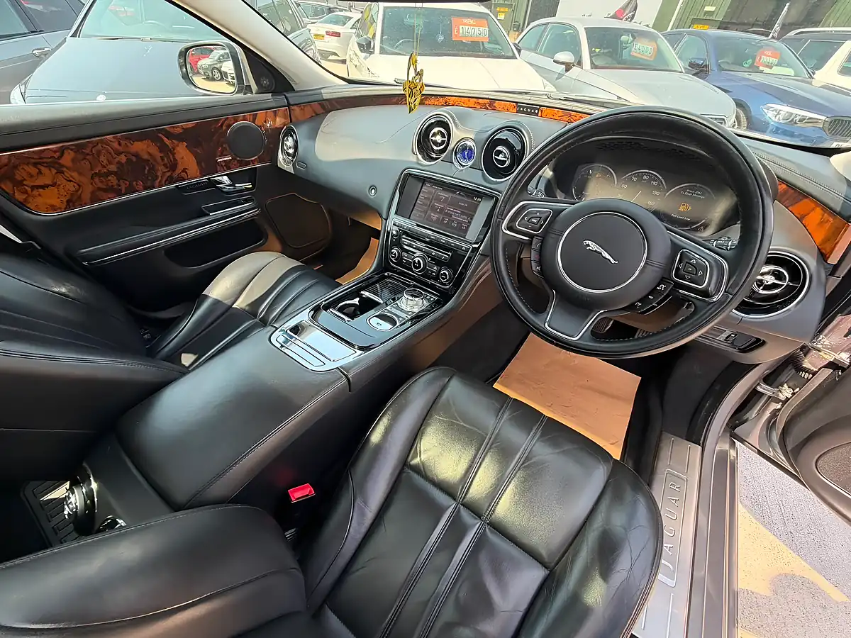 Used 2013 Jaguar Xj Premium Luxury Grey - Interior and Exterior details 12