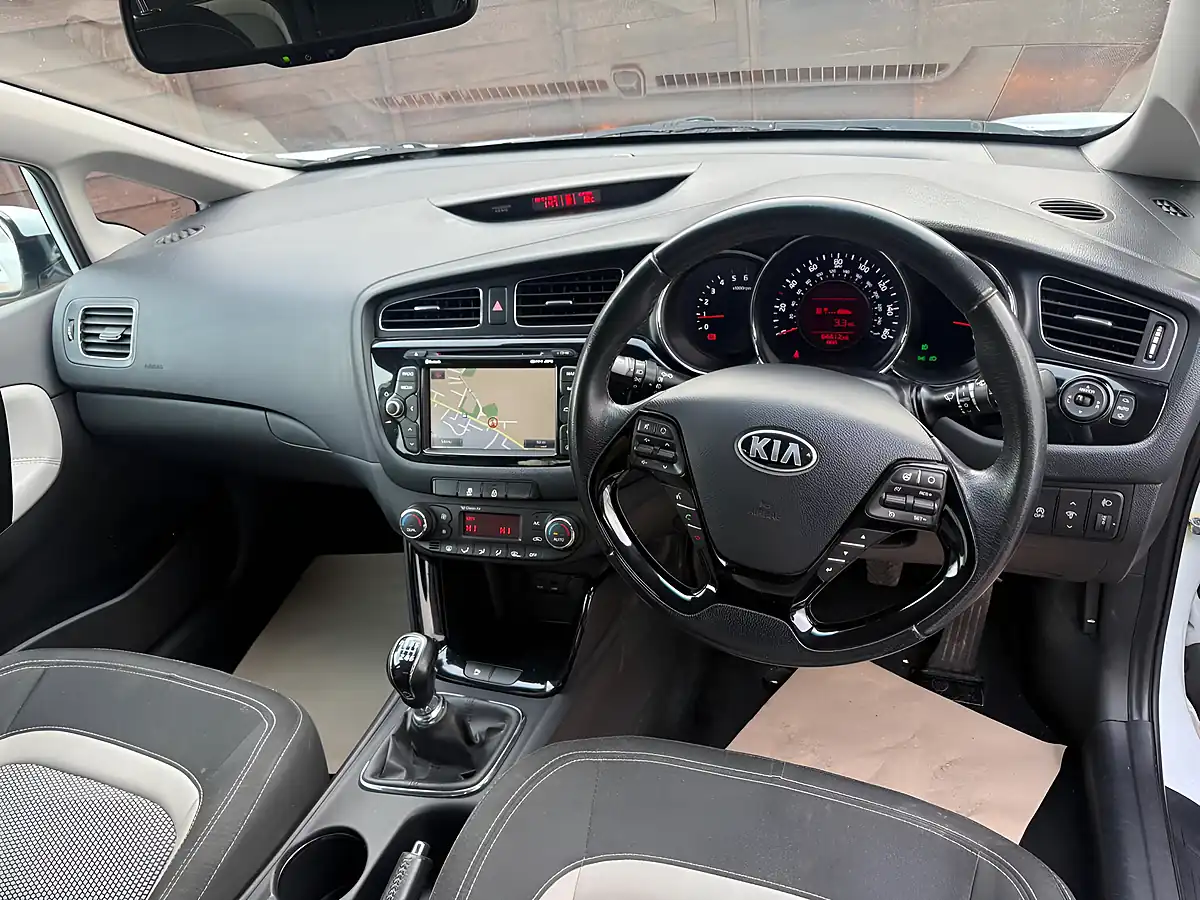 Used 2013 Kia Ceed Ecodynamics 3 White - Interior and Exterior details 11