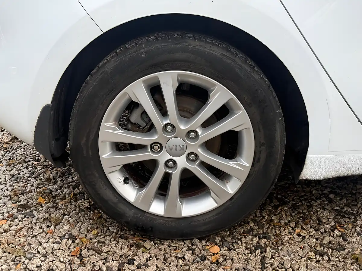 Used 2013 Kia Ceed Ecodynamics 3 White - Interior and Exterior details 16