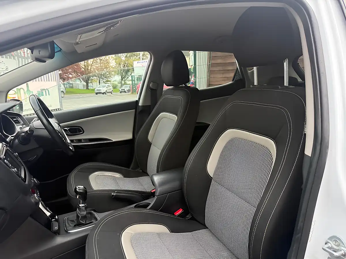Used 2013 Kia Ceed Ecodynamics 3 White - Interior and Exterior details 18