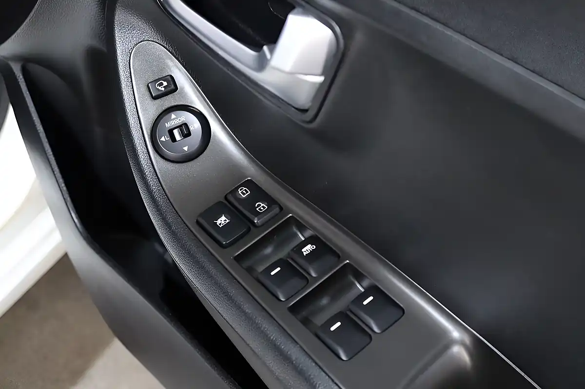 Used 2013 Kia Picanto 2 White - Interior and Exterior details 14