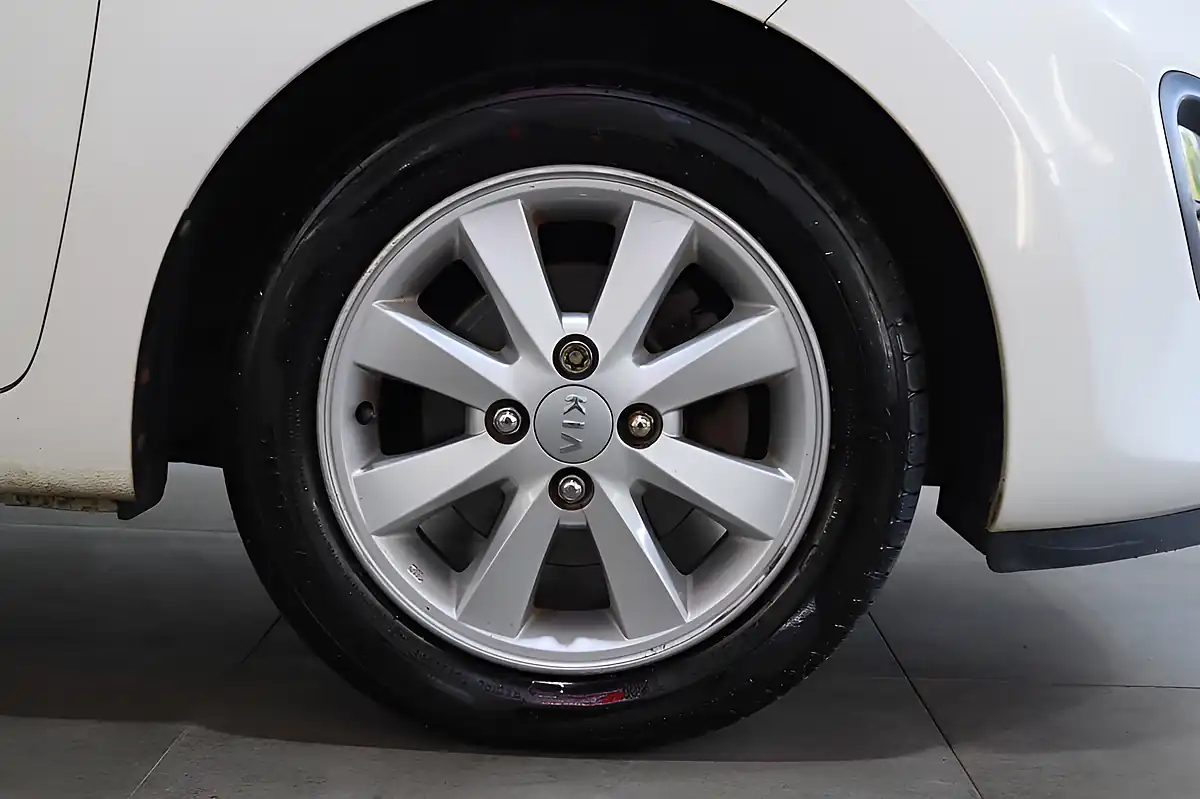 Used 2013 Kia Picanto 2 White - Interior and Exterior details 17