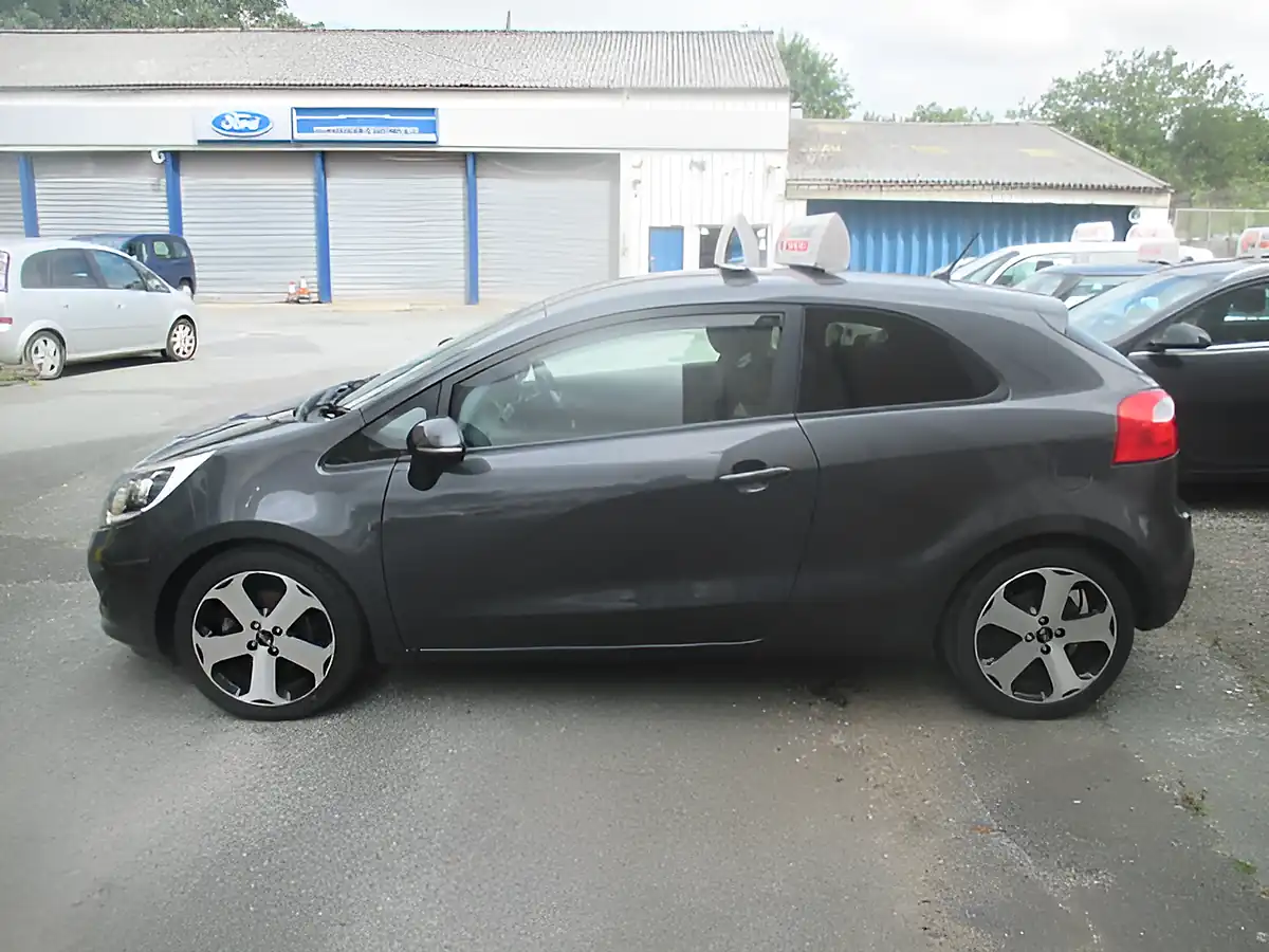 Used 2013 Kia Rio 3 Ecodynamics Grey - Interior and Exterior details 4