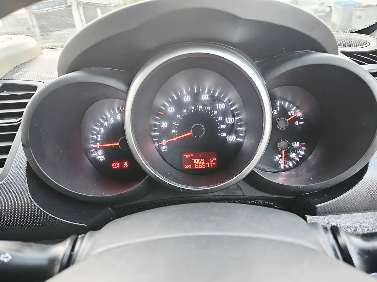 Used 2013 Kia Soul Silver - Interior and Exterior details 11