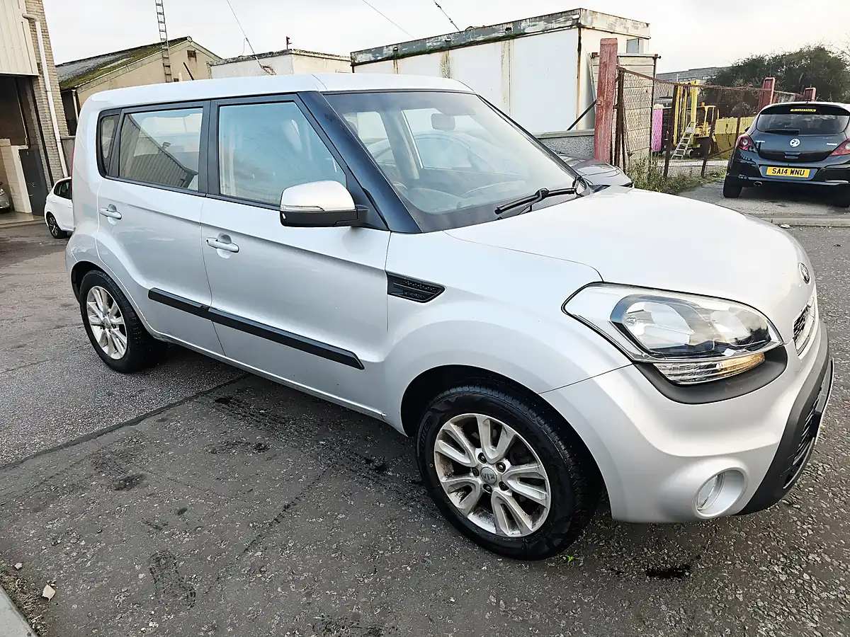 Used 2013 Kia Soul Silver - Interior and Exterior details 5