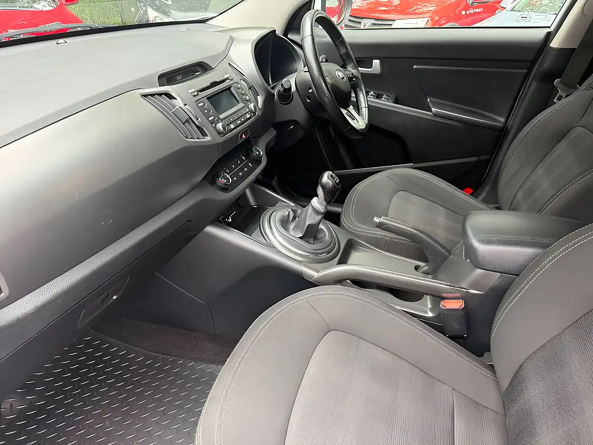 Used 2013 Kia Sportage Ecodynamics 1 White - Interior and Exterior details 17