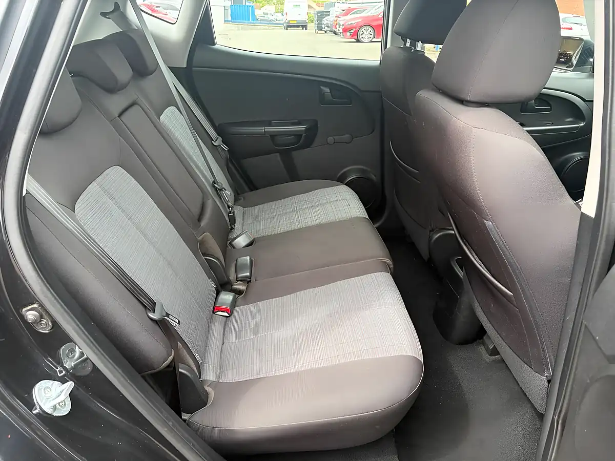Used 2013 Kia Venga 1 Air Black - Interior and Exterior details 8