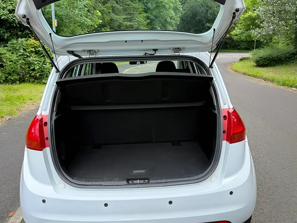Used 2013 Kia Venga 1 White - Interior and Exterior details 10