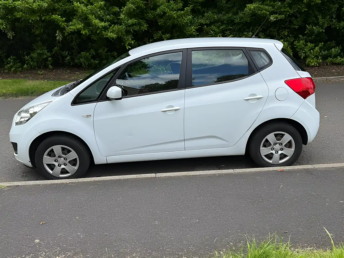 Used 2013 Kia Venga 1 White - Interior and Exterior details 5