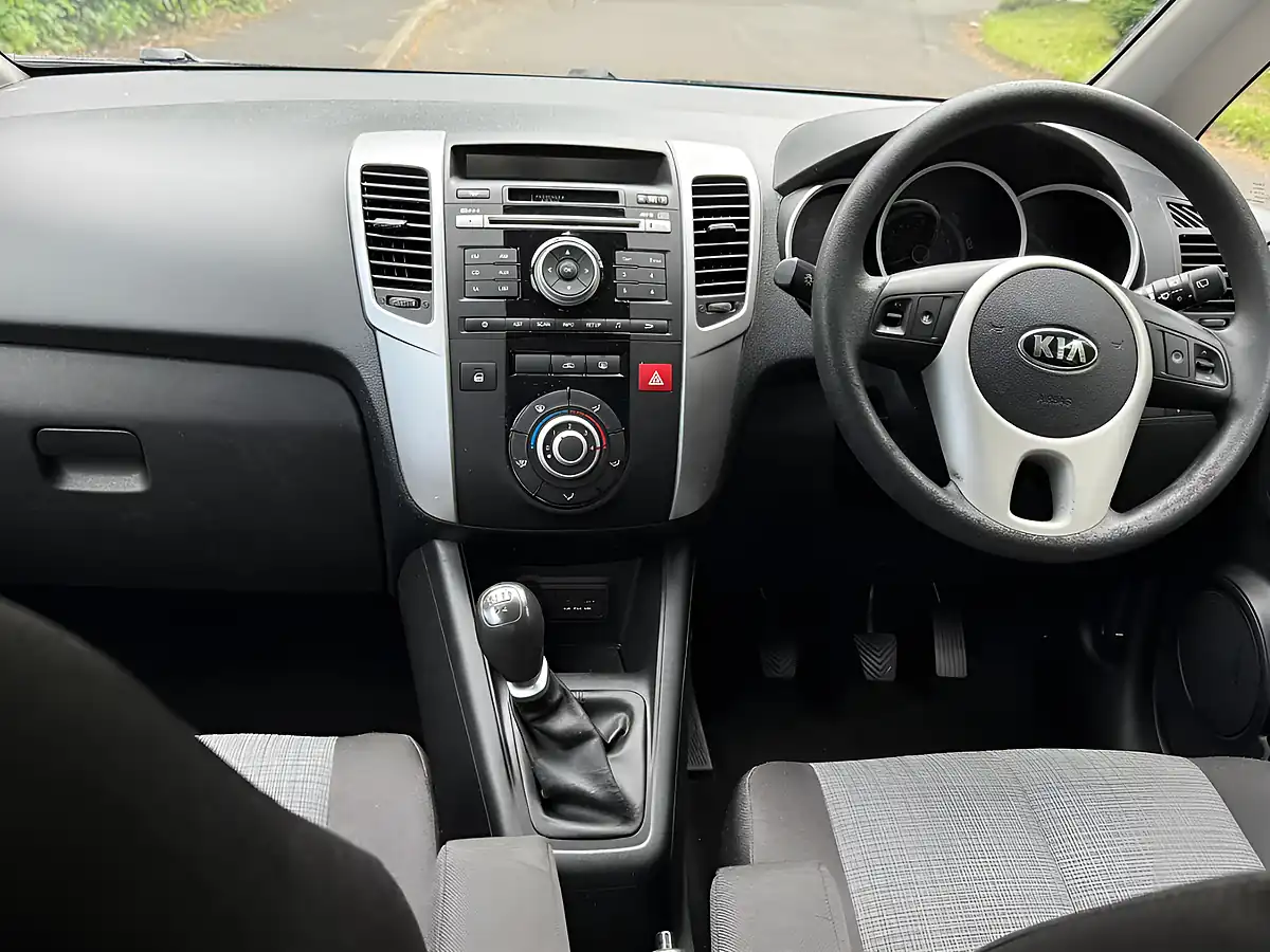 Used 2013 Kia Venga 1 White - Interior and Exterior details 7
