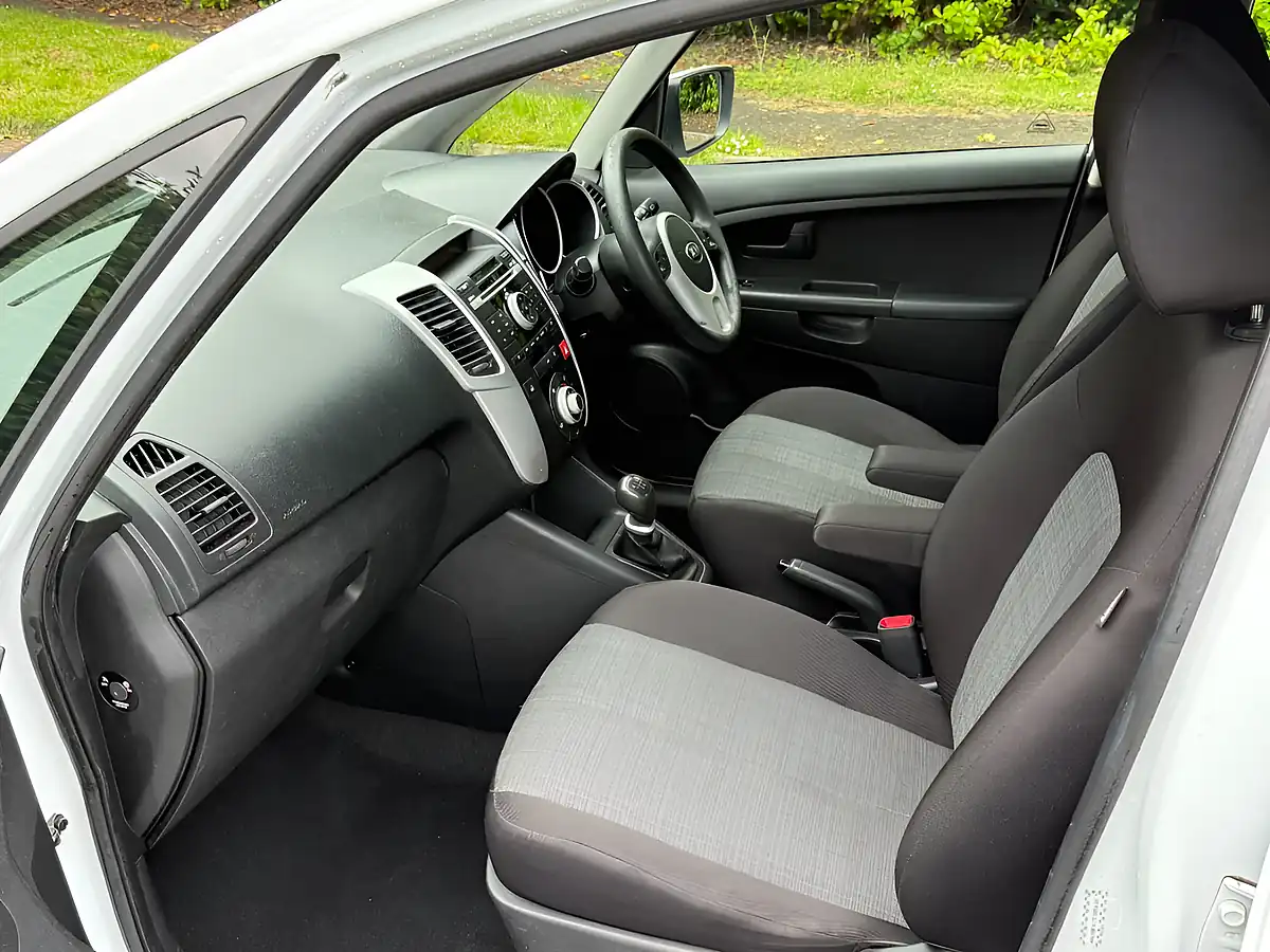 Used 2013 Kia Venga 1 White - Interior and Exterior details 8
