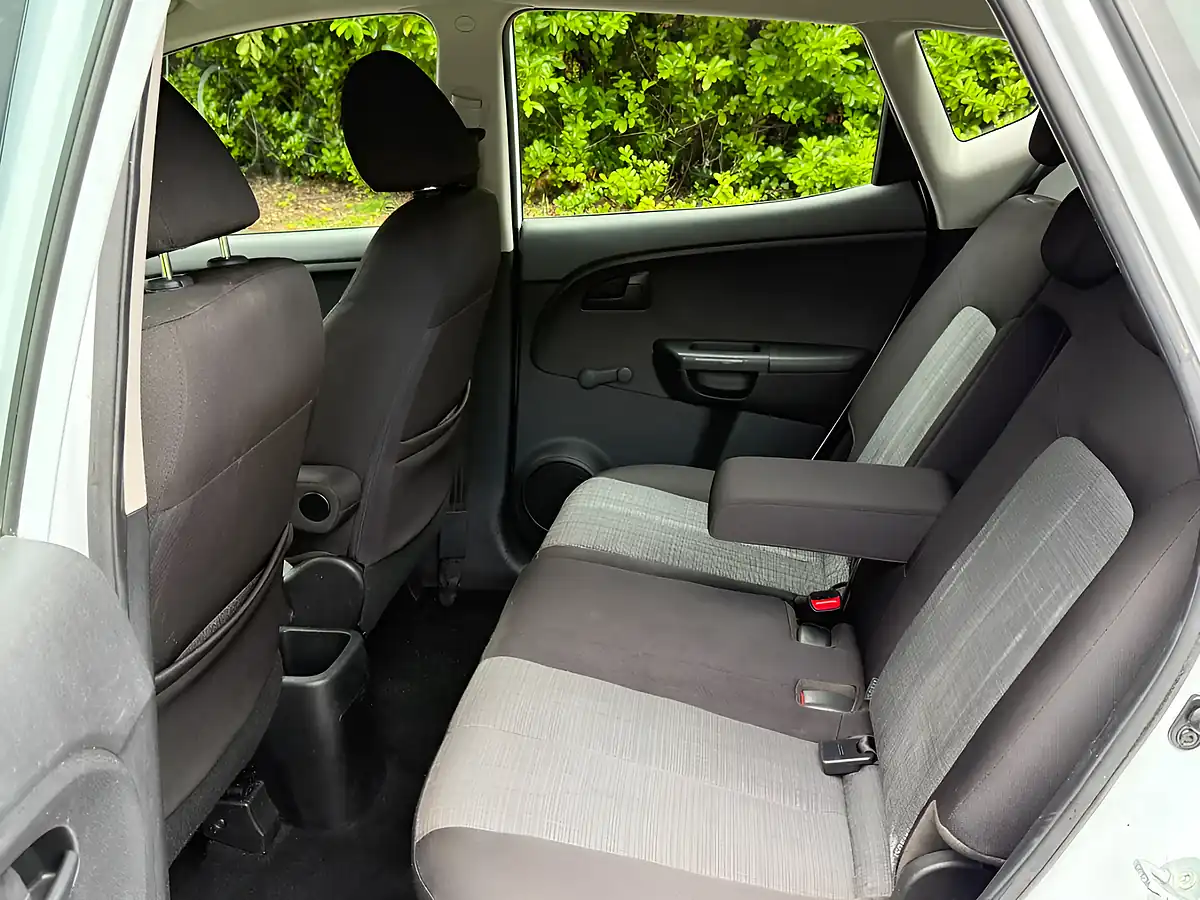 Used 2013 Kia Venga 1 White - Interior and Exterior details 9